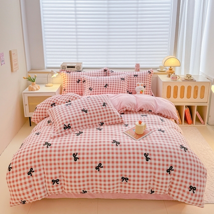 91家纺网 家纺一手货源 找家纺 妖妖家纺 2024新款高克重200克印花牛奶绒四件套 格子蝴蝶结-粉