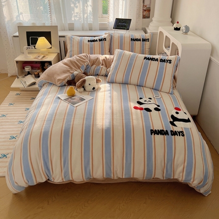 91家纺网 家纺一手货源 找家纺 雅居纺家纺 2024新款大版毛巾绣牛奶绒四件套 嬉戏小熊猫