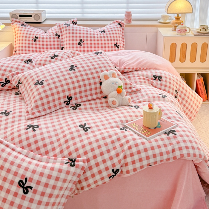 91家纺网 家纺一手货源 找家纺 妖妖家纺 2024新款高克重200克印花牛奶绒四件套 格子蝴蝶结-粉