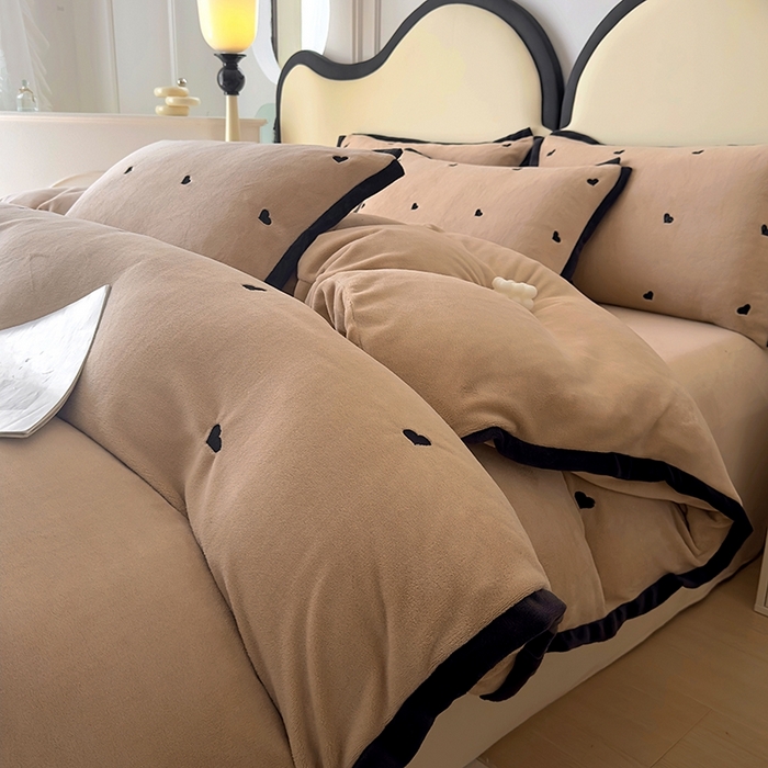 91家纺网 家纺一手货源 找家纺 美梦家纺 2024新款秋冬高克重牛奶绒绣花四件套系列-绒蝴蝶结 绒爱心-卡其