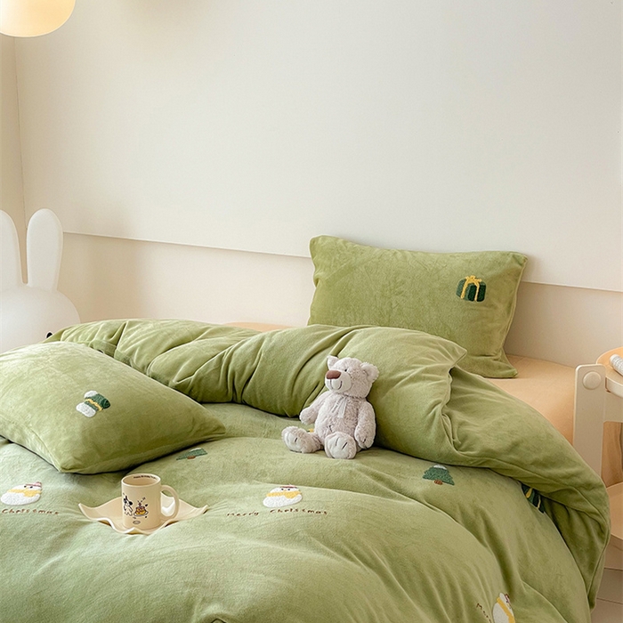 91家纺网 家纺一手货源 找家纺 沐棉 2024新款纯色牛奶绒毛巾绣款四件套 快乐圣诞-绿