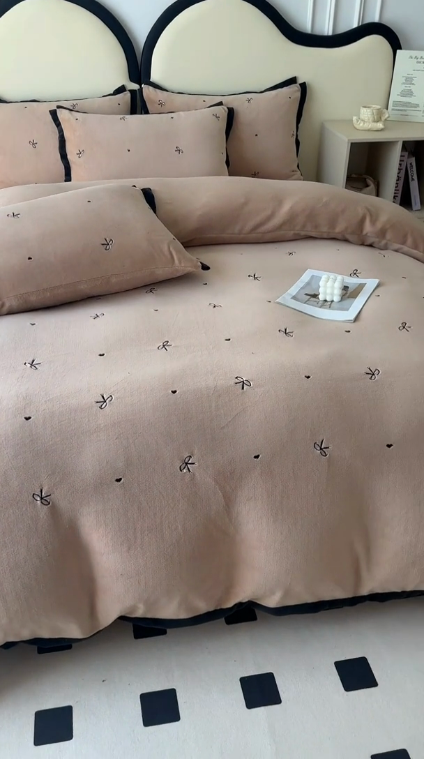 91家纺网 家纺一手货源 找家纺 美梦家纺 2024新款秋冬高克重牛奶绒绣花四件套系列-绒蝴蝶结 绒蝴蝶结-卡其