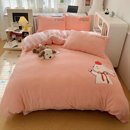 91家纺网 家纺一手货源 找家纺 雅居纺家纺 2024新款大版毛巾绣牛奶绒四件套 Pink-小兔子