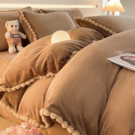 91家纺网 家纺一手货源 找家纺 （总）盛秋家纺 2025新款A类牛奶绒毛球工艺款四件套-琳达（自然光）