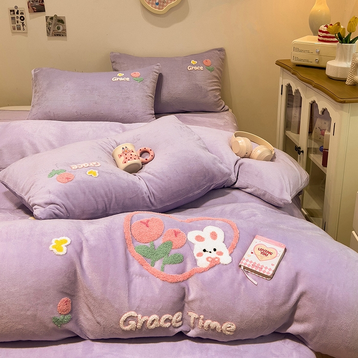 91家纺网 家纺一手货源 找家纺 梦之岛 2024新款ins加厚卡通爱心小兔毛巾绣牛奶绒四件套 爱心小兔-紫