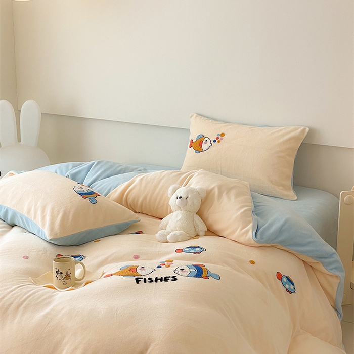 91家纺网 家纺一手货源 找家纺 沐棉 2024新款纯色牛奶绒毛巾绣款四件套 嘟嘟鱼