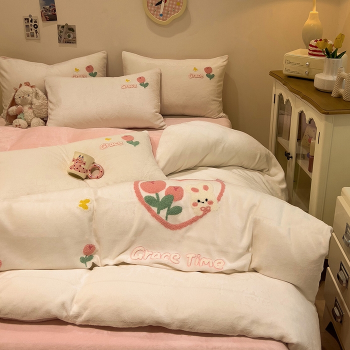 91家纺网 家纺一手货源 找家纺 （总）梦之岛 2024新款ins加厚卡通爱心小兔毛巾绣牛奶绒四件套