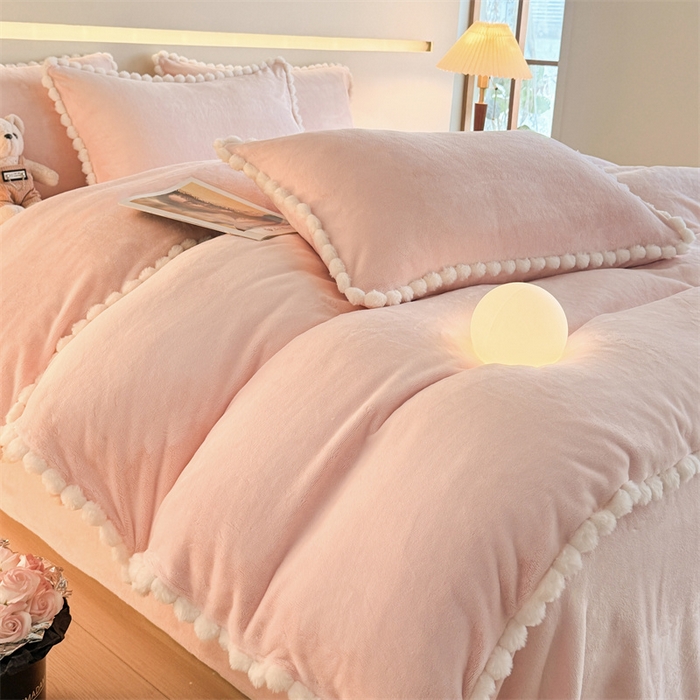 91家纺网 家纺一手货源 找家纺 （总）盛秋家纺 2025新款A类牛奶绒毛球工艺款四件套-琳达（自然光）