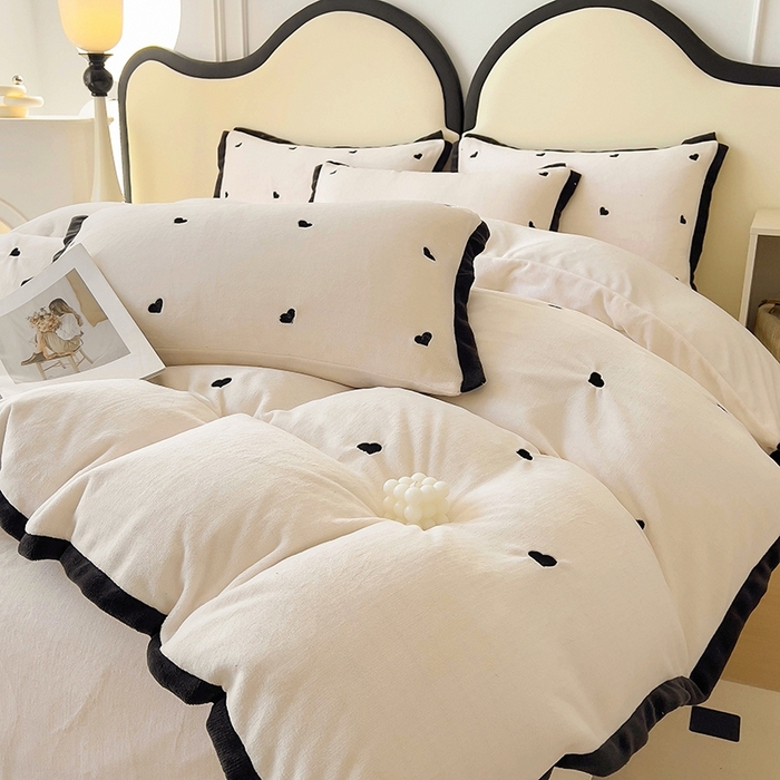 91家纺网 家纺一手货源 找家纺 美梦家纺 2024新款秋冬高克重牛奶绒绣花四件套系列-绒爱心 绒爱心-奶昔白