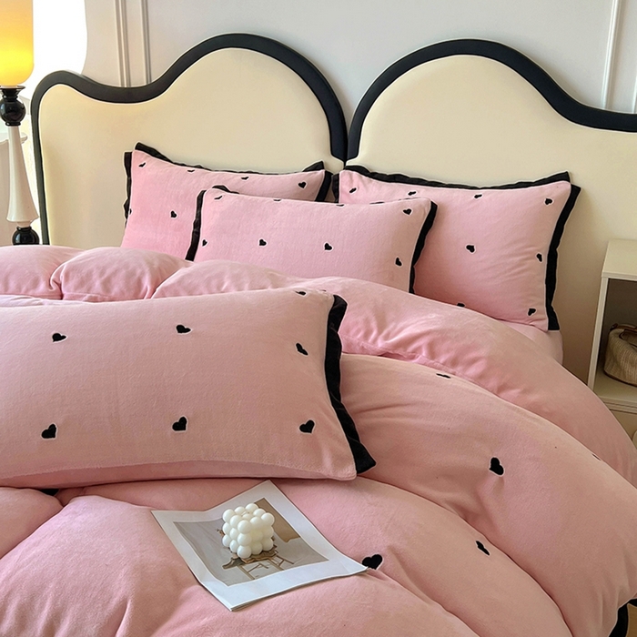 91家纺网 家纺一手货源 找家纺 美梦家纺 2024新款秋冬高克重牛奶绒绣花四件套系列-绒爱心 绒爱心-粉玉