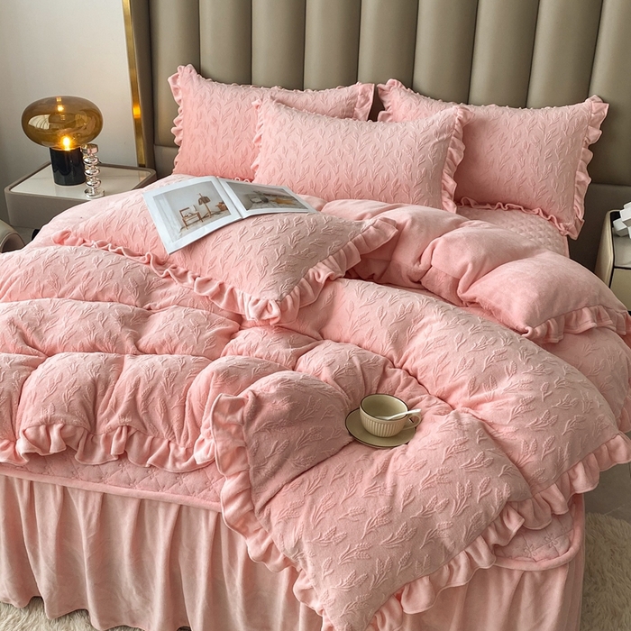 91家纺网 家纺一手货源 找家纺 美伦美焕 2024新款雕花绒床盖四件套（控价238） 大麦-粉