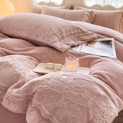 秋冬款9斤重高级感雕花牛奶绒四件套加厚珊瑚绒加绒被套床单床笠床上用品 乔伊-蜜豆红