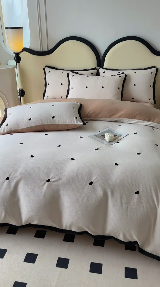 91家纺网 家纺一手货源 找家纺 美梦家纺 2024新款秋冬高克重牛奶绒绣花四件套系列-绒爱心 绒蝴蝶结-奶昔白