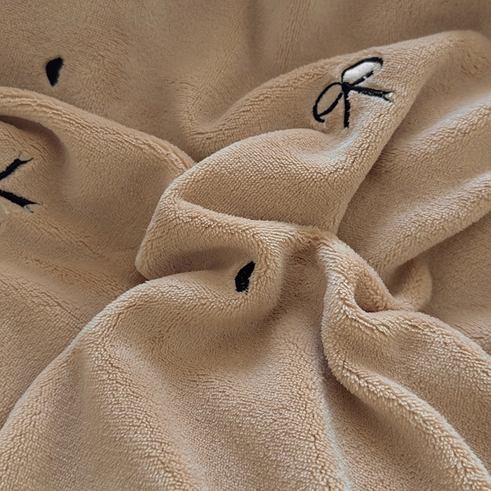 91家纺网 家纺一手货源 找家纺 美梦家纺 2024新款秋冬高克重牛奶绒绣花四件套系列-绒爱心 绒蝴蝶结-卡其