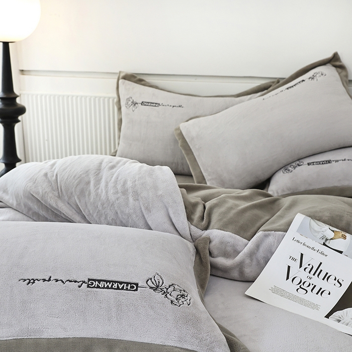 91家纺网 家纺一手货源 找家纺 大渔生活 2025新款牛奶绒刺绣四件套-玫瑰故事 玫瑰故事-灰色