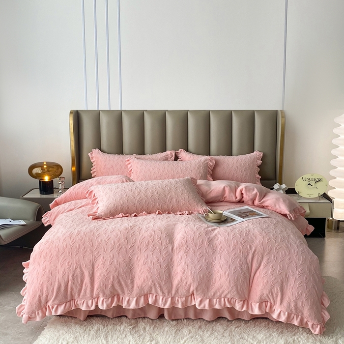 91家纺网 家纺一手货源 找家纺 美伦美焕 2024新款雕花绒床盖四件套（控价238） 大麦-粉