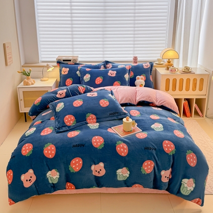 91家纺网 家纺一手货源 找家纺 妖妖家纺 2024新款高克重200克印花牛奶绒四件套 小熊与草莓