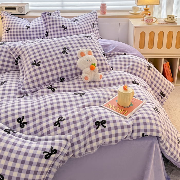 91家纺网 家纺一手货源 找家纺 妖妖家纺 2024新款高克重200克印花牛奶绒四件套 格子蝴蝶结-紫