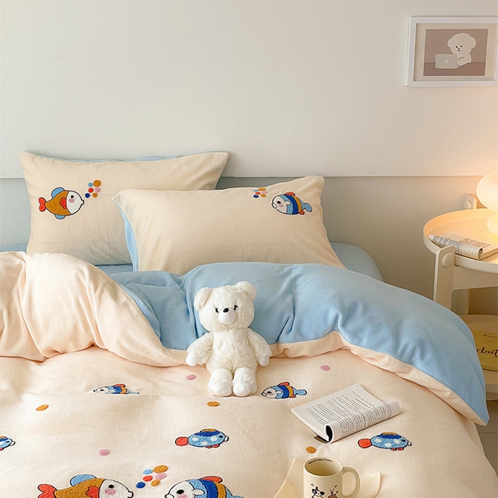 91家纺网 家纺一手货源 找家纺 沐棉 2024新款纯色牛奶绒毛巾绣款四件套 嘟嘟鱼