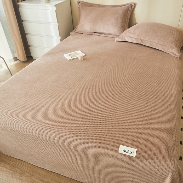 91家纺网 家纺一手货源 找家纺 吾诺家居 2024新款秋冬华夫格牛奶绒单床单系列 深驼色