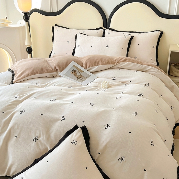 91家纺网 家纺一手货源 找家纺 美梦家纺 2024新款秋冬高克重牛奶绒绣花四件套系列-绒爱心 绒蝴蝶结-奶昔白拼卡其