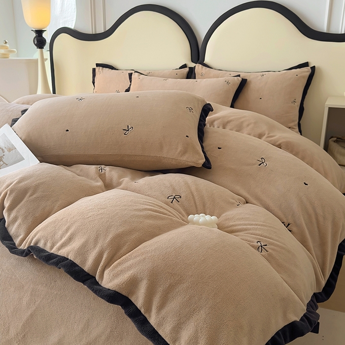 91家纺网 家纺一手货源 找家纺 美梦家纺 2024新款秋冬高克重牛奶绒绣花四件套系列-绒蝴蝶结 绒蝴蝶结-卡其