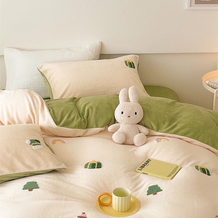 91家纺网 家纺一手货源 找家纺 沐棉 2024新款纯色牛奶绒毛巾绣款四件套 快乐圣诞-米