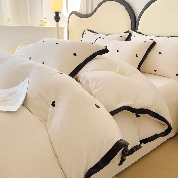 91家纺网 家纺一手货源 找家纺 美梦家纺 2024新款秋冬高克重牛奶绒绣花四件套系列-绒爱心 绒爱心-奶昔白