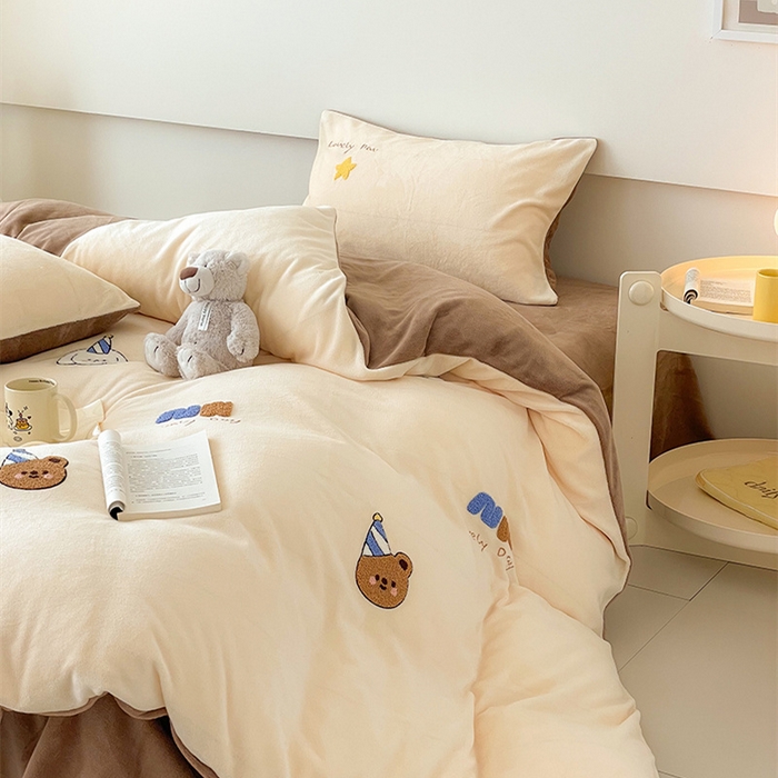 91家纺网 家纺一手货源 找家纺 沐棉 2024新款纯色牛奶绒毛巾绣款四件套 开心派对-咖