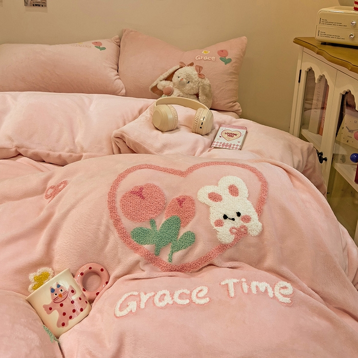 91家纺网 家纺一手货源 找家纺 梦之岛 2024新款ins加厚卡通爱心小兔毛巾绣牛奶绒四件套 爱心小兔-玉