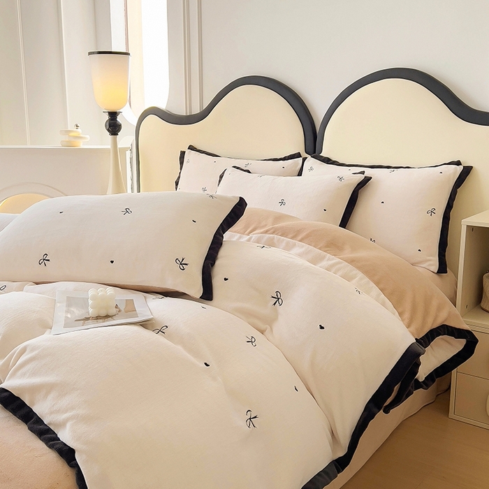 91家纺网 家纺一手货源 找家纺 美梦家纺 2024新款秋冬高克重牛奶绒绣花四件套系列-绒爱心 绒蝴蝶结-奶昔白拼卡其