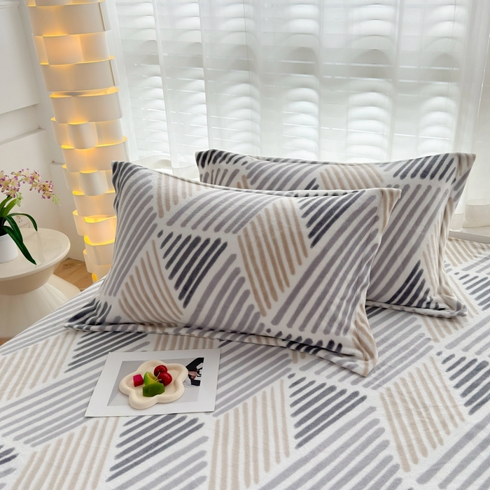 91家纺网 家纺一手货源 找家纺 翎盈家纺 2024新款加厚高克重牛奶绒枕头套 柏拉图-灰