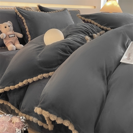 91家纺网 家纺一手货源 找家纺 （总）盛秋家纺 2025新款A类牛奶绒毛球工艺款四件套-琳达（自然光）