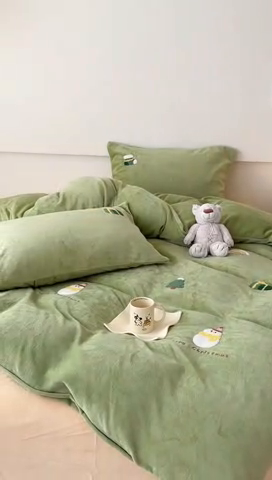 91家纺网 家纺一手货源 找家纺 沐棉 2024新款纯色牛奶绒毛巾绣款四件套 快乐圣诞-绿