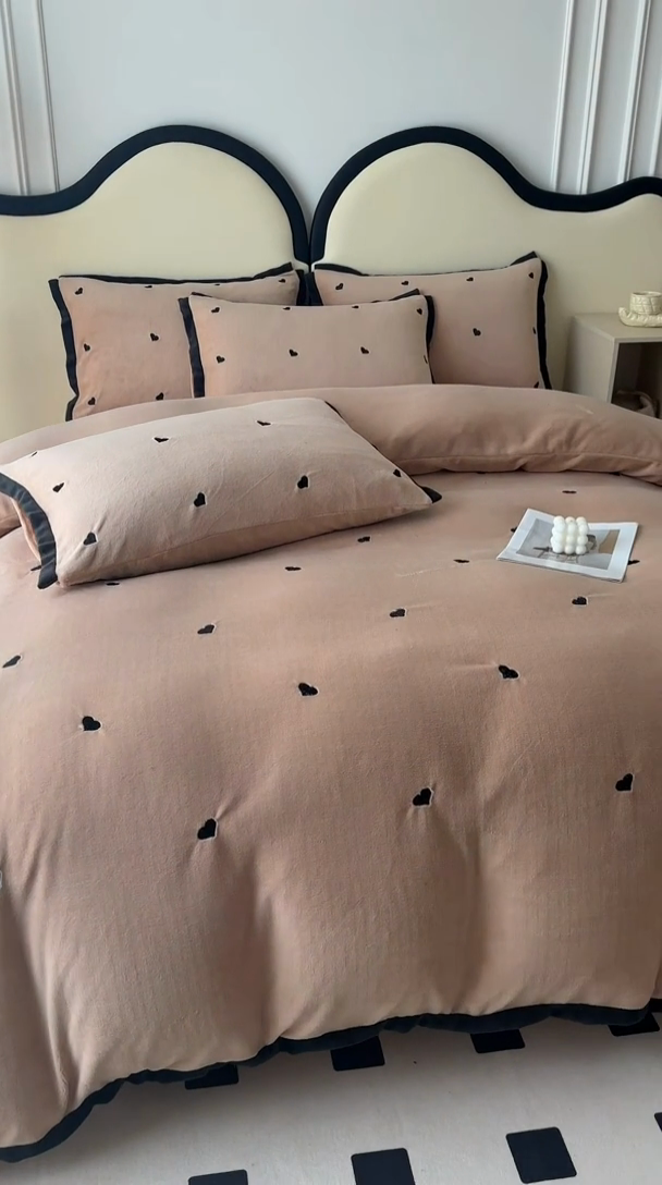 91家纺网 家纺一手货源 找家纺 美梦家纺 2024新款秋冬高克重牛奶绒绣花四件套系列-绒爱心 绒爱心-卡其