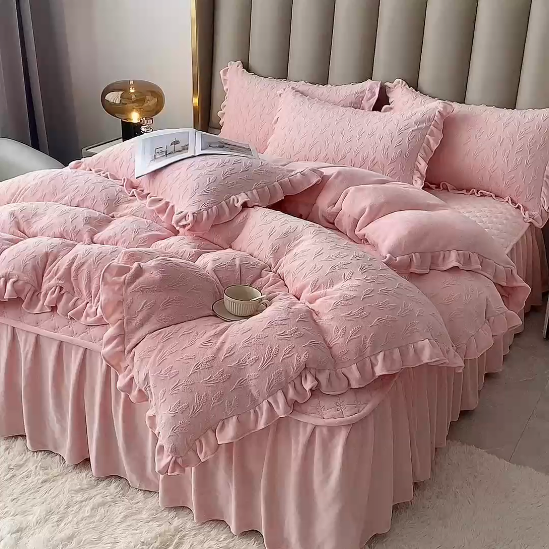 91家纺网 家纺一手货源 找家纺 美伦美焕 2024新款雕花绒床盖四件套（控价238） 大麦-粉