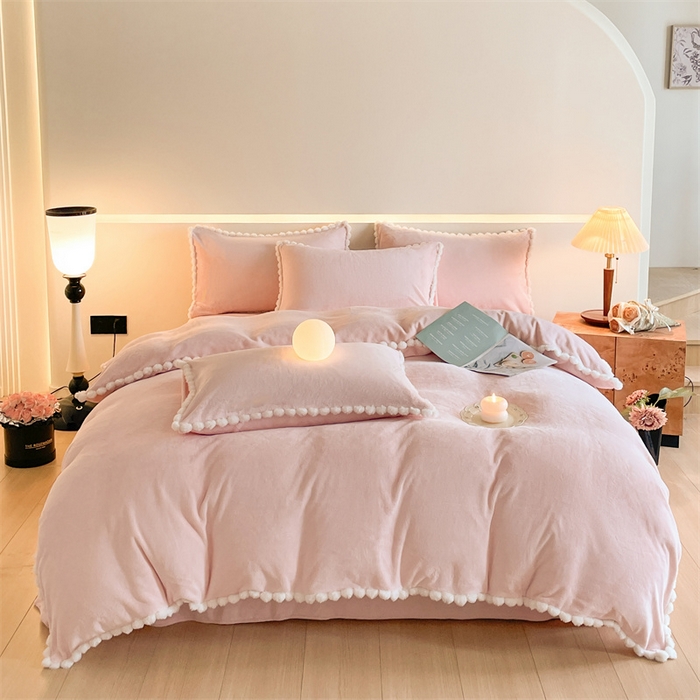 91家纺网 家纺一手货源 找家纺 （总）盛秋家纺 2025新款A类牛奶绒毛球工艺款四件套-琳达（自然光）