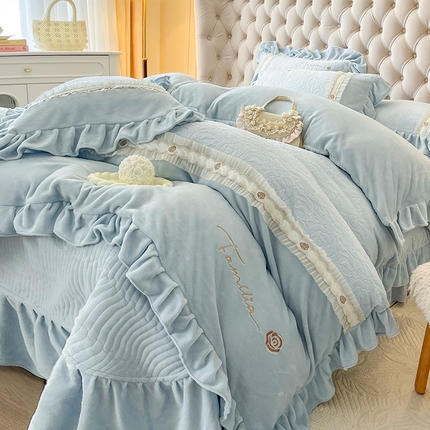 91家纺网 家纺一手货源 找家纺 乐朵家居 2024新款设计款版权 艾洛花园 牛奶绒床单款床盖款四件套 天蓝（控价 单288 夹棉318）