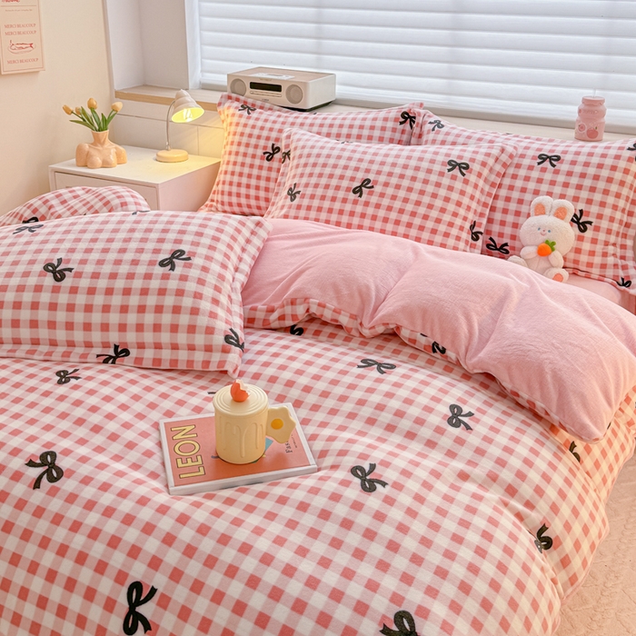 91家纺网 家纺一手货源 找家纺 妖妖家纺 2024新款高克重200克印花牛奶绒四件套 格子蝴蝶结-粉