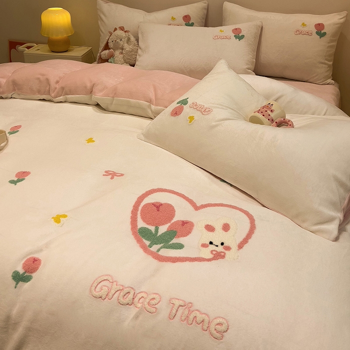 91家纺网 家纺一手货源 找家纺 梦之岛 2024新款ins加厚卡通爱心小兔毛巾绣牛奶绒四件套 爱心小兔-白玉