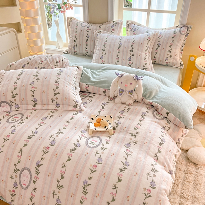 91家纺网 家纺一手货源 找家纺 妖妖家纺 2024新款高克重200克印花牛奶绒四件套 戴佳