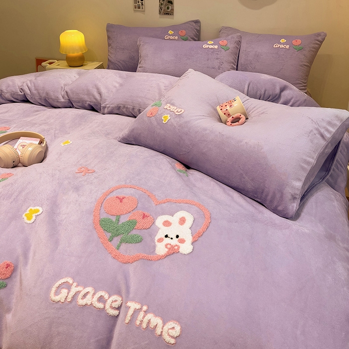 91家纺网 家纺一手货源 找家纺 梦之岛 2024新款ins加厚卡通爱心小兔毛巾绣牛奶绒四件套 爱心小兔-紫