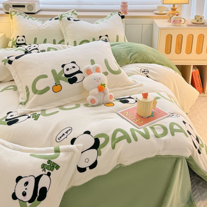 91家纺网 家纺一手货源 找家纺 妖妖家纺 2024新款高克重200克印花牛奶绒四件套 开心大熊猫