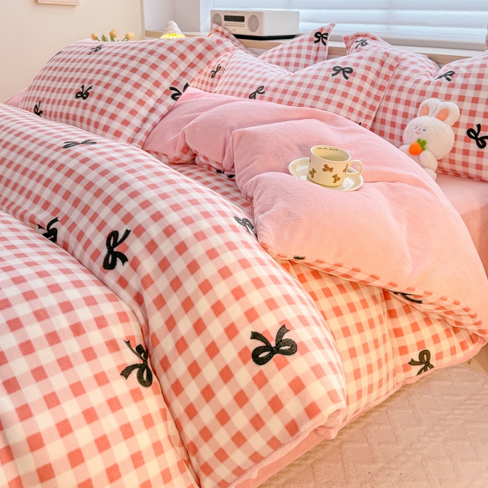 91家纺网 家纺一手货源 找家纺 妖妖家纺 2024新款高克重200克印花牛奶绒四件套 格子蝴蝶结-粉