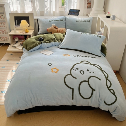 91家纺网 家纺一手货源 找家纺 雅居纺家纺 2024新款大版毛巾绣牛奶绒四件套 太空恐龙