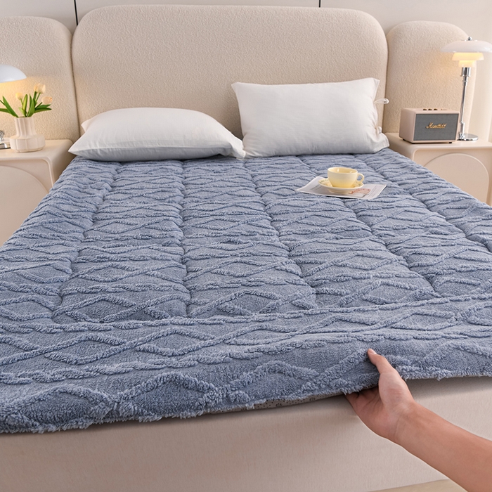 91家纺网 家纺一手货源 找家纺 艾兜坊 2024新款塔芙绒夹棉保暖床垫 雾霾蓝