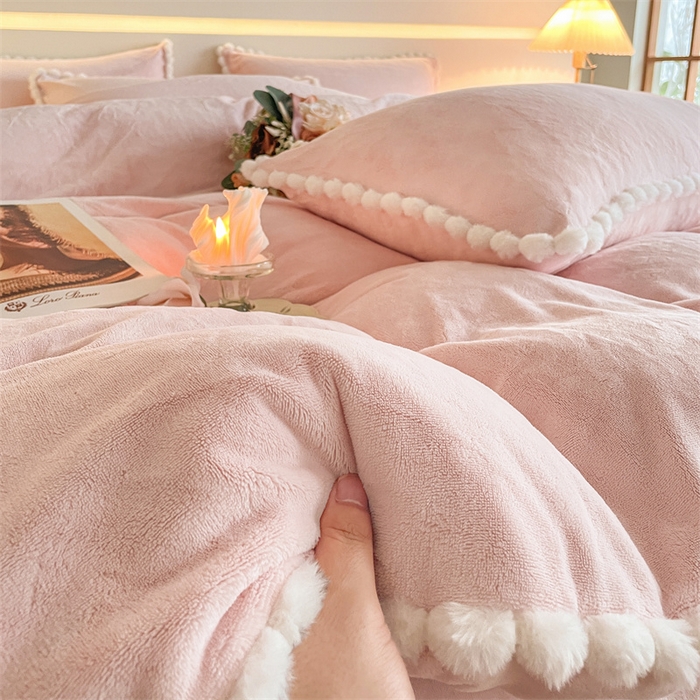 91家纺网 家纺一手货源 找家纺 （总）盛秋家纺 2025新款A类牛奶绒毛球工艺款四件套-琳达（自然光）