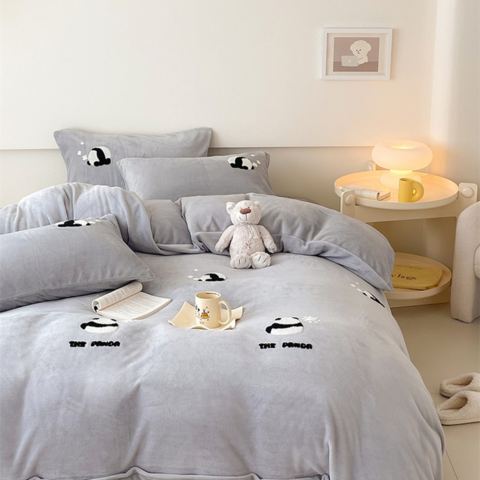91家纺网 家纺一手货源 找家纺 沐棉 2024新款纯色牛奶绒毛巾绣款四件套 熊猫-灰