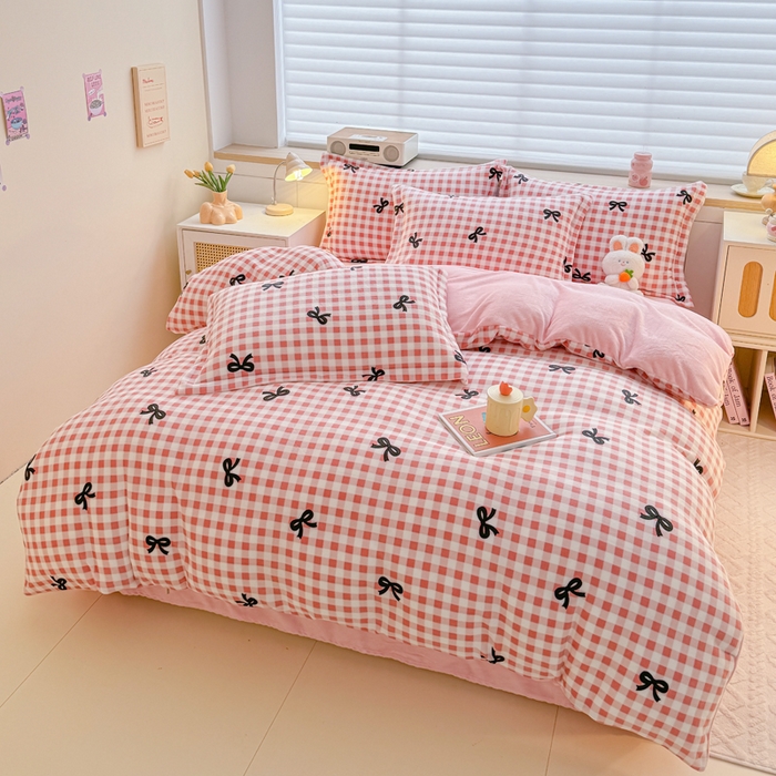 91家纺网 家纺一手货源 找家纺 妖妖家纺 2024新款高克重200克印花牛奶绒四件套 格子蝴蝶结-粉