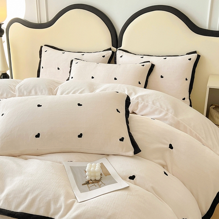 91家纺网 家纺一手货源 找家纺 美梦家纺 2024新款秋冬高克重牛奶绒绣花四件套系列-绒爱心 绒爱心-奶昔白